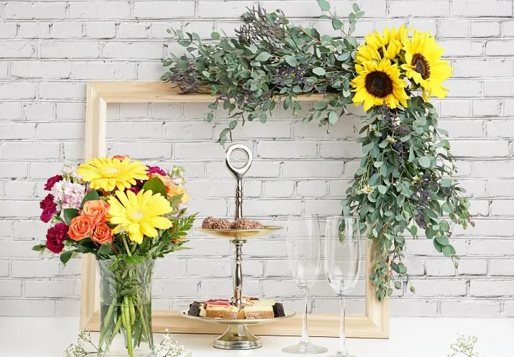 What are some creative ways to use fresh flowers and fruits for a party photo booth?